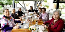 Fotos: Rubén Morales / La cumpleañera y sus invitadas compartieron una amena charla mientras disfrutaban su desayuno.