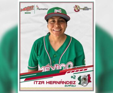 La oaxaqueña Itza Hernández toma parte con la selección nacional de béisbol, en el mundial de Canadá.
