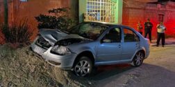 El vehículo presunto responsable del accidente fue abandonado en la solitaria calle Tlaxcala del barrio La Soledad.