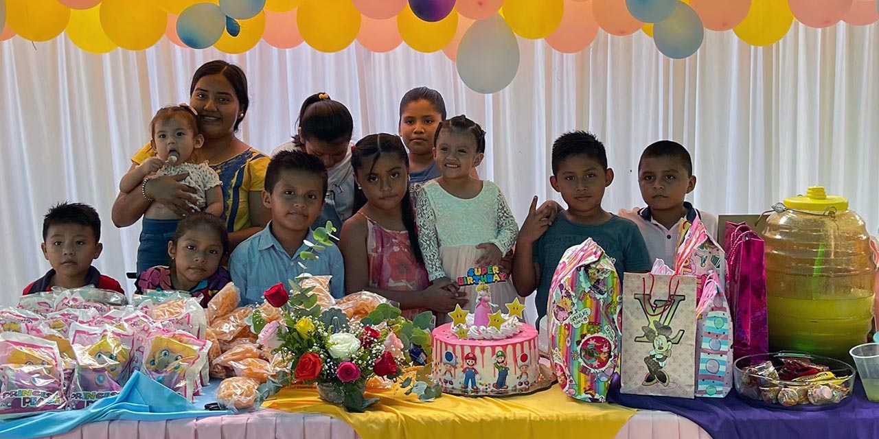 Muy feliz estuvo la festejada con su pastel de cumpleaños.
