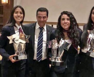 Las mejores de la Liga MX femenil, con el presidente de la Comisión de Arbitraje de la FMF.