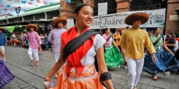 Las muchachas y jóvenes de la delegación de Santa Cruz Xoxocotlán bailan entre los expendedores de los mercados de Oaxaca.