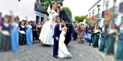 Fotos: Rubén Morales / Los enamorados celebraron su unión con una tradicional calenda oaxaqueña que recorrió algunas calles del Centro Histórico.