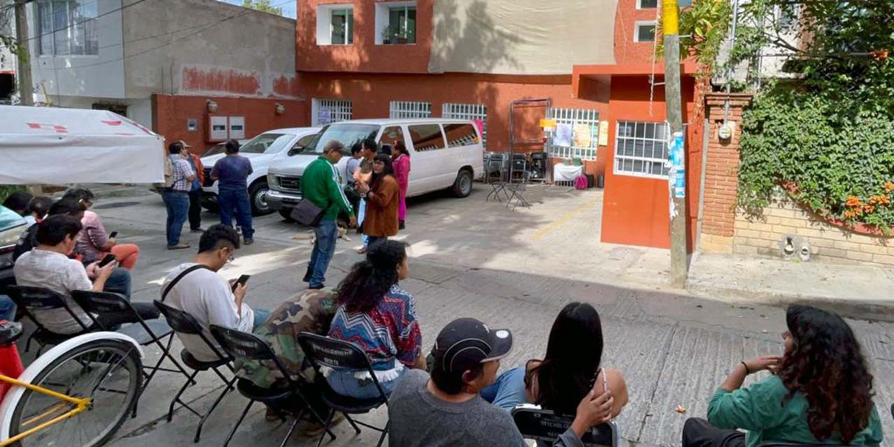 Fotos: Luis A. Cruz / Los maestros del Taller de Artes Plásticas se manifestaron este miércoles en las oficinas de la Secretaría de las Culturas y Artes.