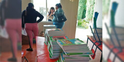 Madres y padres de familia, así como estudiantes recibieron los libros de texto gratuitos al iniciar el nuevo ciclo escolar en Oaxaca.