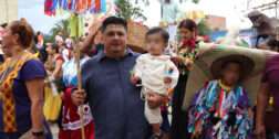 Niñas y niños de la Guardería Ordinaria 001 del IMSS Oaxaca desfilaron por las calles de la ciudad.