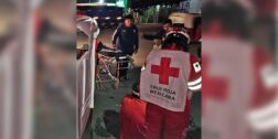 Paramédicos de la Cruz Roja Mexicana atendieron al conductor y a la joven lesionada.