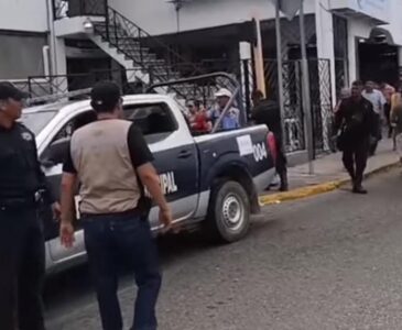 Personal de la SCT, acompañado de policías municipales, se presentaron ayer en el lugar.