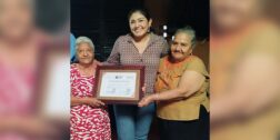 Restaurante La Abuelita recibe reconocimiento por los 80 años de su fundación.