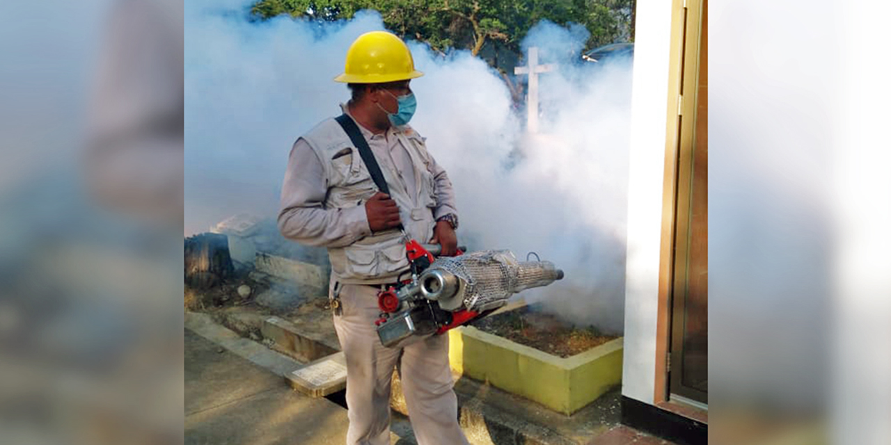 Foto: Adrián Gaytán / Trabajadores del área de Vectores del sector salud, combaten el dengue en las regiones.