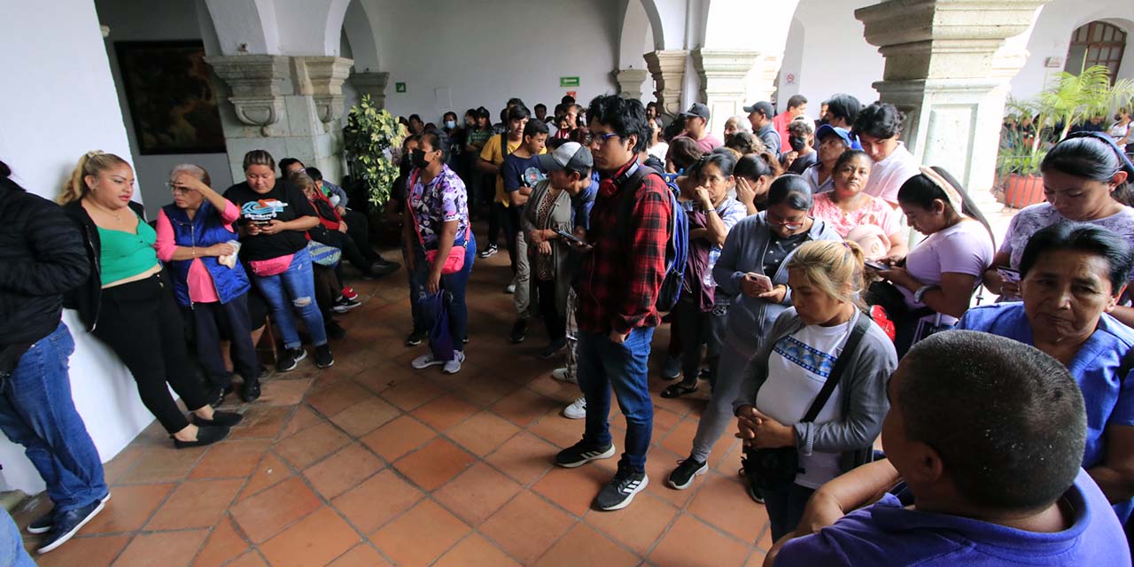 Fotos: Adrián Gaytán / Ambulantes esperaron en vano el arribo de Francisco Martínez Neri, que nunca llegó.