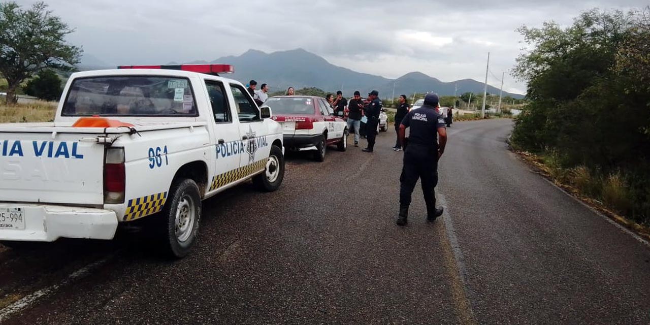 Taxi se sale del camino en Teitipac | El Imparcial de Oaxaca