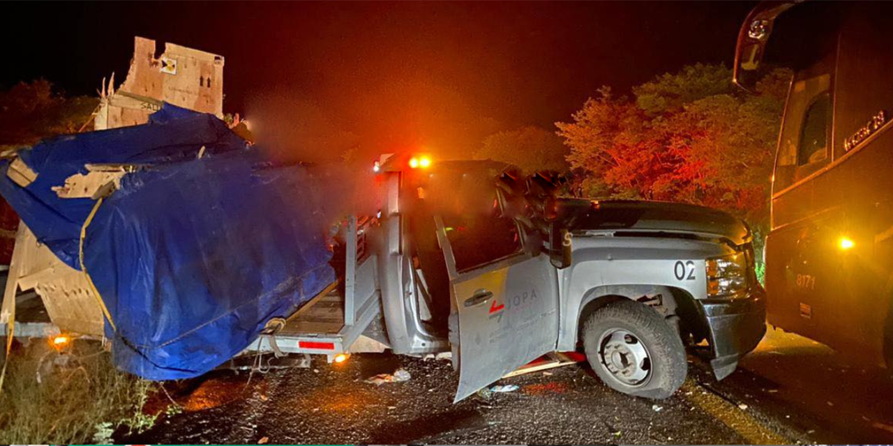 Violenta volcadura de camioneta de empresa norteamericana | El Imparcial de Oaxaca