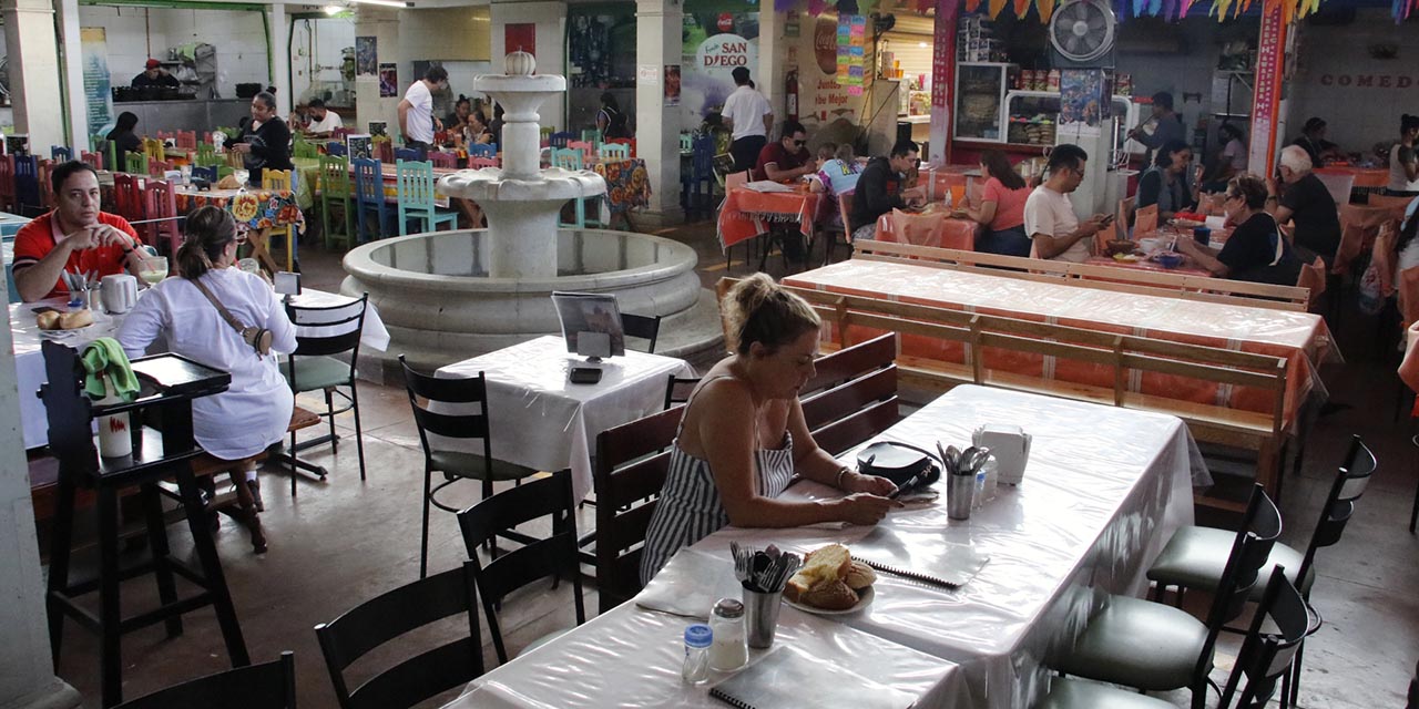 Foto: Adrián Gaytán / Zona de comedores del mercado de La Merced.