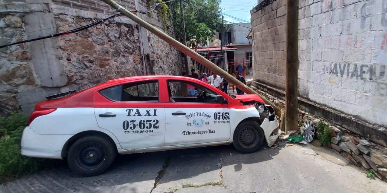 Se queda sin frenos y estrella su taxi contra poste | El Imparcial de Oaxaca