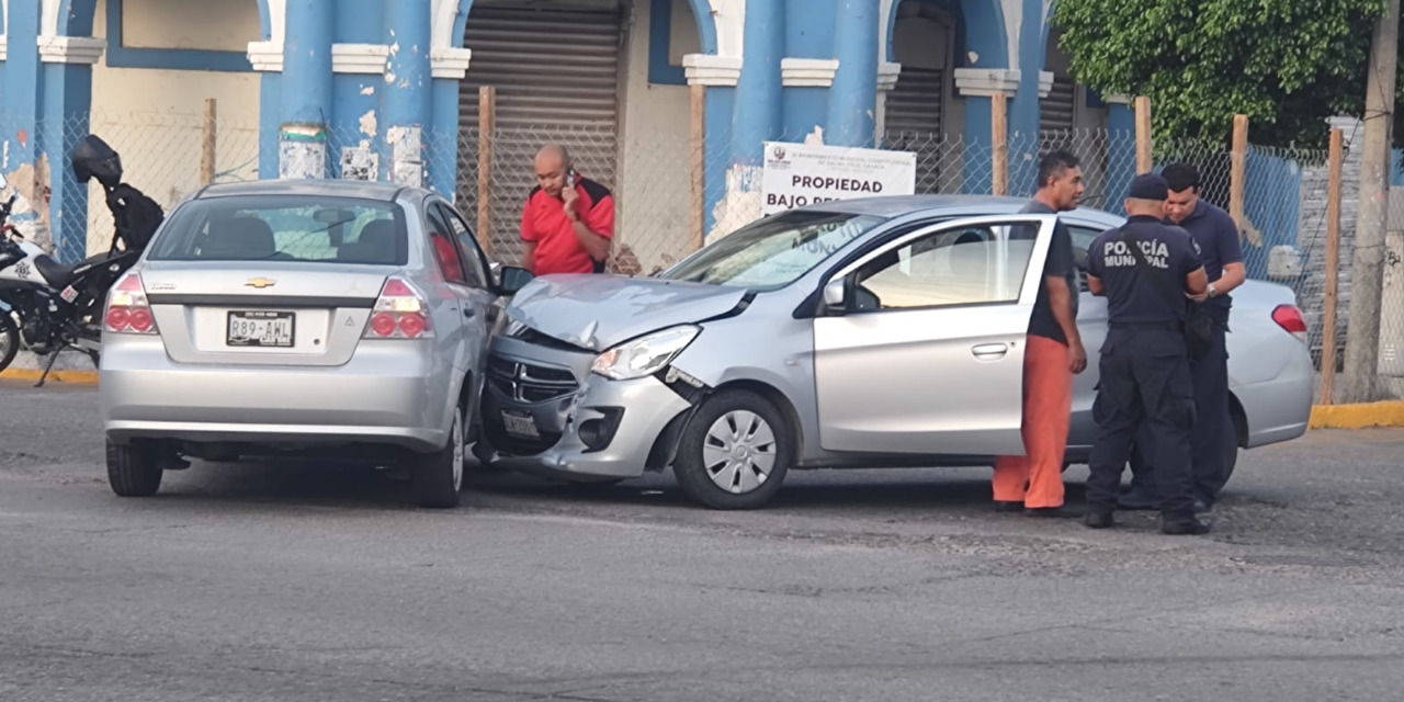 Choque de autos deja cuantiosos daños materiales | El Imparcial de Oaxaca