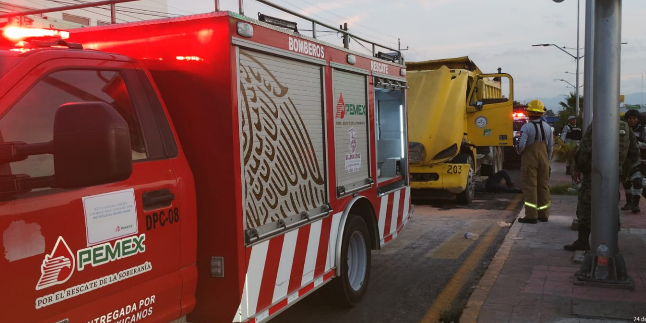 Por poco, camión materialista es devorado por incendio | El Imparcial de Oaxaca