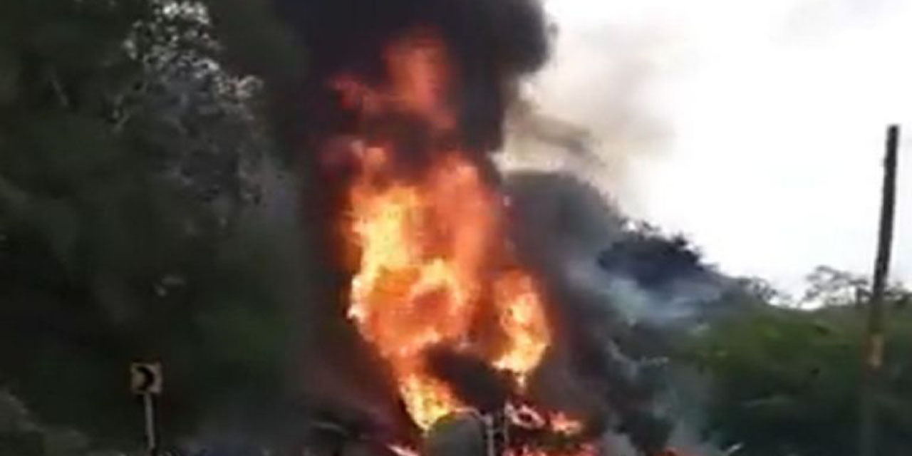 VIDEO: Vuelca pipa de combustible y se incendia en medio de la carretera | El Imparcial de Oaxaca