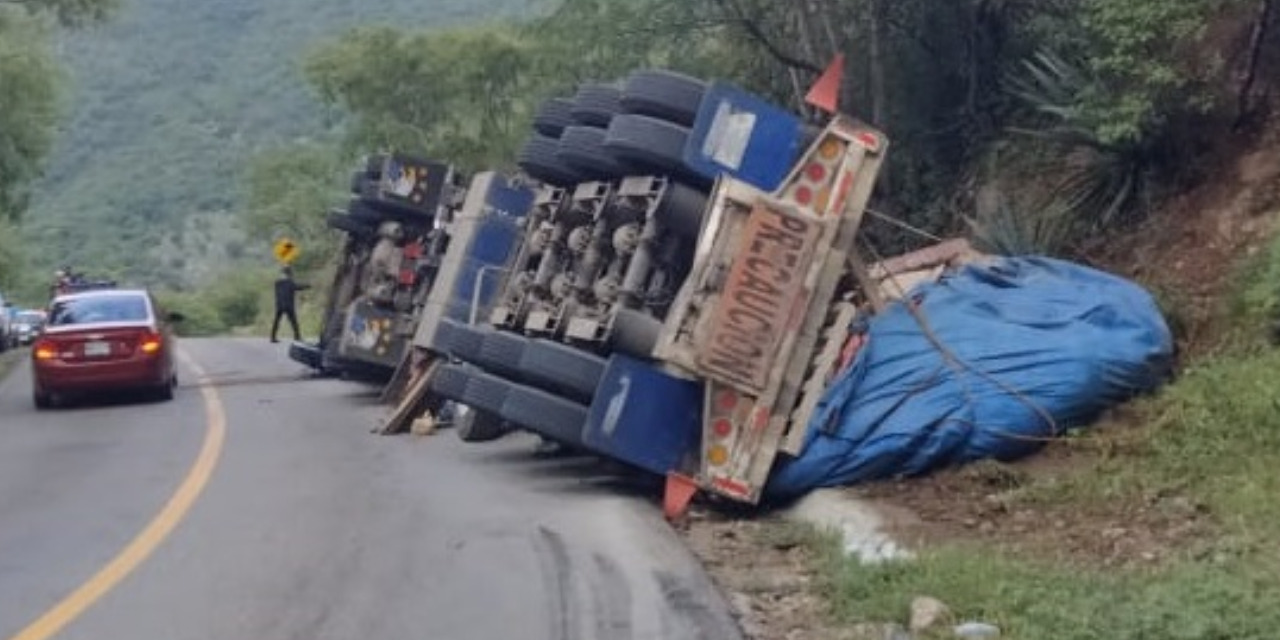 Vuelca aparatosamente tractocamión sobre la carretera 131 | El Imparcial de Oaxaca