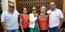 Alejandro, Mari Gema, Flor Virginia, Consuelo y Rodolfo Narváez se reúnen varias veces al mes para fortalecer los lazos familiares.