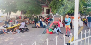 Algunos prefieren pernoctar en la vía pública.