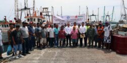Foto: cortesía / Apoyo a pescadores con diesel marino por parte del secretario de administración.