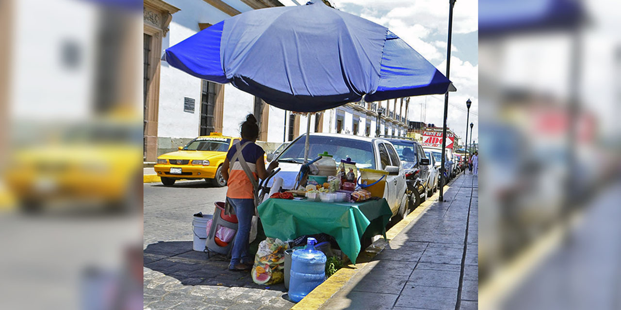 Foto: Adrián Gaytán / Cada día más mujeres se suman al comercio ambulante en Oaxaca.