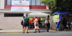 Foto: Adrián Gaytán / Cientos de oaxaqueñas y oaxaqueños se han quedado sin consultas médicas o vacunas, por la protesta de los trabajadores del Centro de Salud Urbano No. 1.