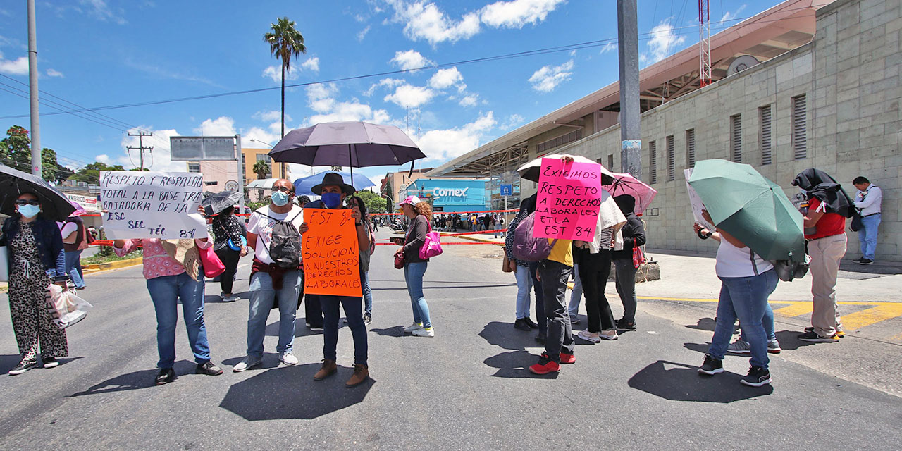 Foto: Adrián Gaytán / Docentes de la EST 84 de Etla, bloquean la calzada Héroes de Chapultepec en la ciudad de Oaxaca.