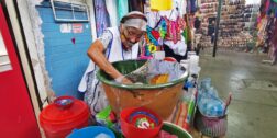 Foto: Jesús Santiago // Doña Irene, con 84 años de edad, ha pasado casi toda su vida elaborando la bebida de los dioses, el tejate.