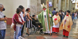Foto: Adrián Gaytán / El Arzobispo Pedro Vázquez Villalobos bendice a fieles católicos en la Catedral.