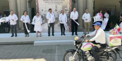 Foto: Luis Alberto Cruz / El gobernador Salomón Jara Cruz y la directora general de Sepomex, Rocío Bárcena Molina, entregaron 35 motocicletas nuevas a carteras y carteros, y participaron en el banderazo de salida en Palacio de Gobierno.