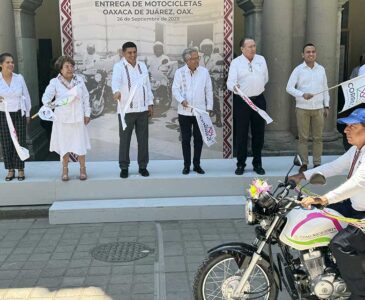 Foto: Luis Alberto Cruz / El gobernador Salomón Jara Cruz y la directora general de Sepomex, Rocío Bárcena Molina, entregaron 35 motocicletas nuevas a carteras y carteros, y participaron en el banderazo de salida en Palacio de Gobierno.