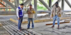 Foto: cortesía / El titular de SOAPA, Omar Pérez Benítez, supervisa la reparación de la rejilla pluvial en el paso a desnivel del Puente Tecnológico, en las riberas del río Atoyac.