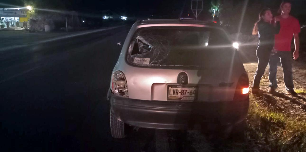 El vehículo presentaba daños en la parte trasera, en el medallón y las luces.
