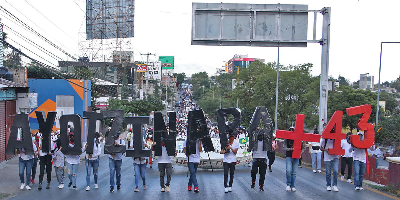 Foto: Adrián Gaytán / En demanda de justicia, marchan a 9 años de la desaparición de 43 normalistas.