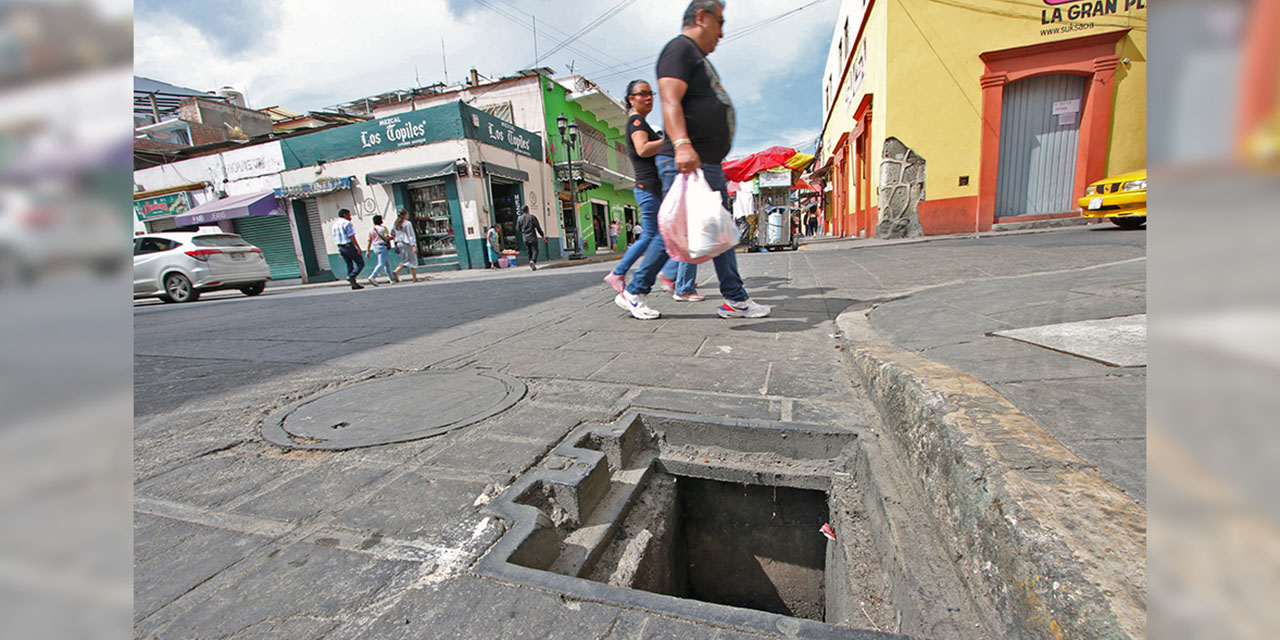 Fotos: Adrián Gaytán / En la esquina que forman las calles Miguel Cabrera y Mina se ubica un registro que lleva varias semanas sin tapa.