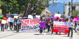 Foto: Adrián Gaytán / Estudiantes de la Universidad Tecnológica de los Valles Centrales de Oaxaca (UTVCO), marcharon este jueves de la fuente de las 8 Regiones al Zócalo de la ciudad.