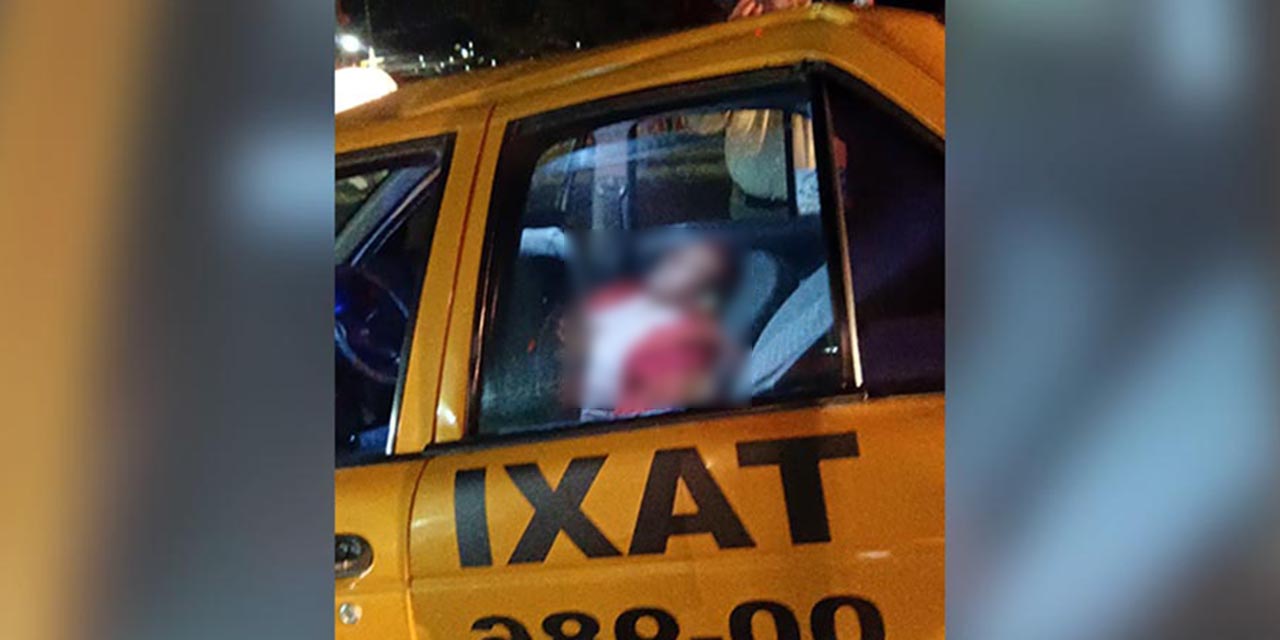 El conductor del taxi resultó herido y fue trasladado al hospital del IMSS.