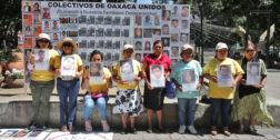 Foto: Adrián Gaytán / Familiares colocan fotografías de las personas desaparecidas en el Zócalo de Oaxaca.