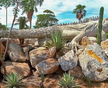 La escultura de la iguana mide aproximadamente 12 metros de largo, hasta la cola.