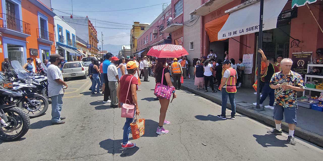 Foto: Archivo El Imparcial / Visitantes y comerciantes del Mercado 20 de Noviembre participando en el simulacro realizado en abril de 2023