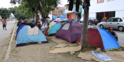 Foto: Adrián Gaytán-archivo / Migrantes durmiendo en casas de campaña, instaladas en las paradas del Citybus, cerca de la Central de Abasto