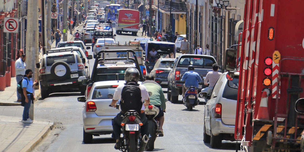 Fotos: Adrián Gaytán / Intenso tráfico en las calles del Centro Histórico de Oaxaca.