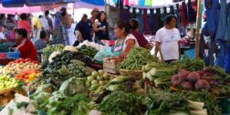 Foto: Archivo El Imparcial / La inflación sigue pegando a los productos básicos. Los precios del jitomate y cebolla registran aumentos de más del 30%.