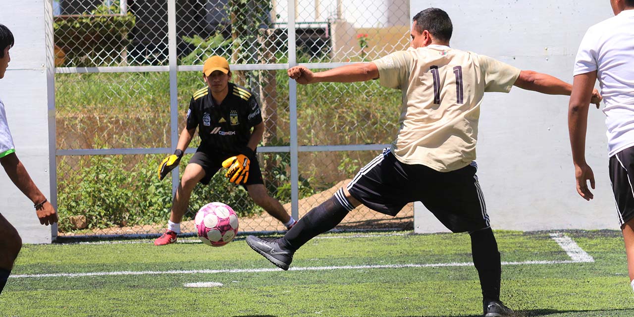 Foto: Leobardo García Reyes / Los Melindrosos se impusieron por marcador de 13-11 a Clandestinos en el futbol 5.