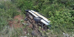 La camioneta de pasajeros volcó fuera de la carretera en el tramo Ciudad Alemán-Puerto Ángel.