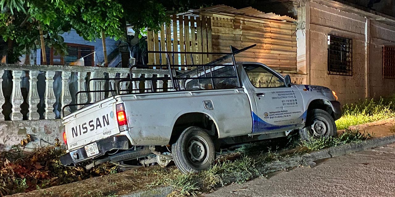 La unidad de motor se embancó en una banqueta y canal de aguas pluviales.