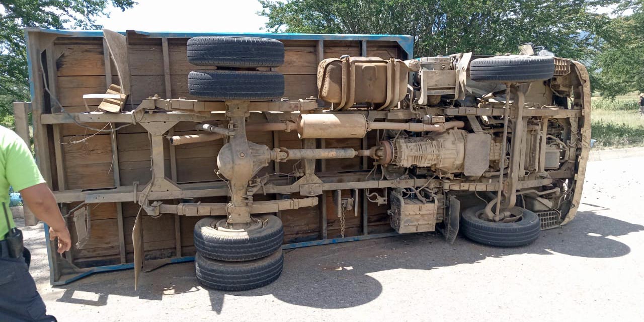 La unidad de motor sufrió una falla en los frenos cuando circulaba sobre la carretera a San Miguel Peras.