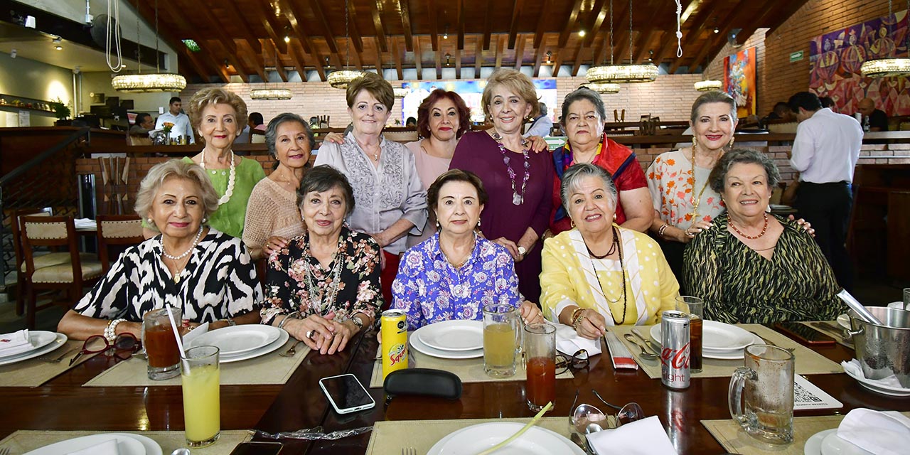 Fotos: Rubén Morales / Las amigas de la festejada la consintieron con bonitos detalles por sumar un año más a su calendario personal.